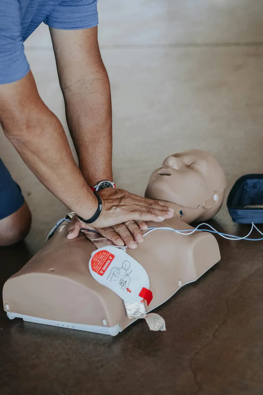 Formateur Altersecours animant une session sur mannequin de secourisme