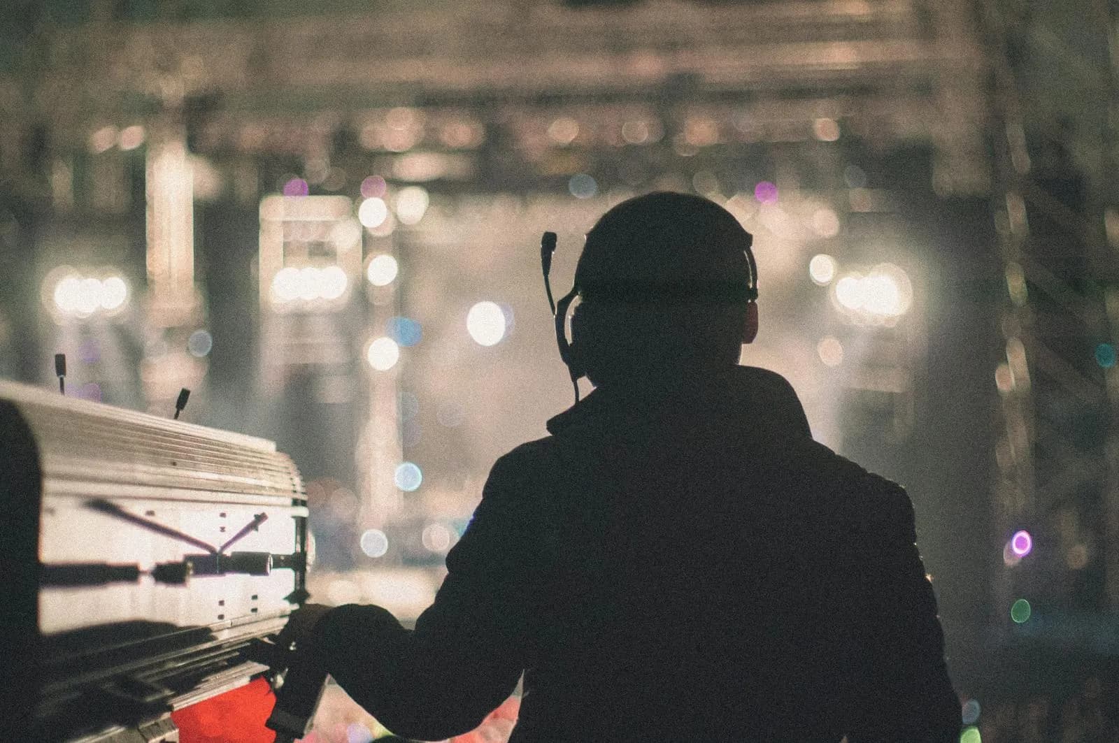 Coordinateur événementiel en mission, casque audio face à la scène
