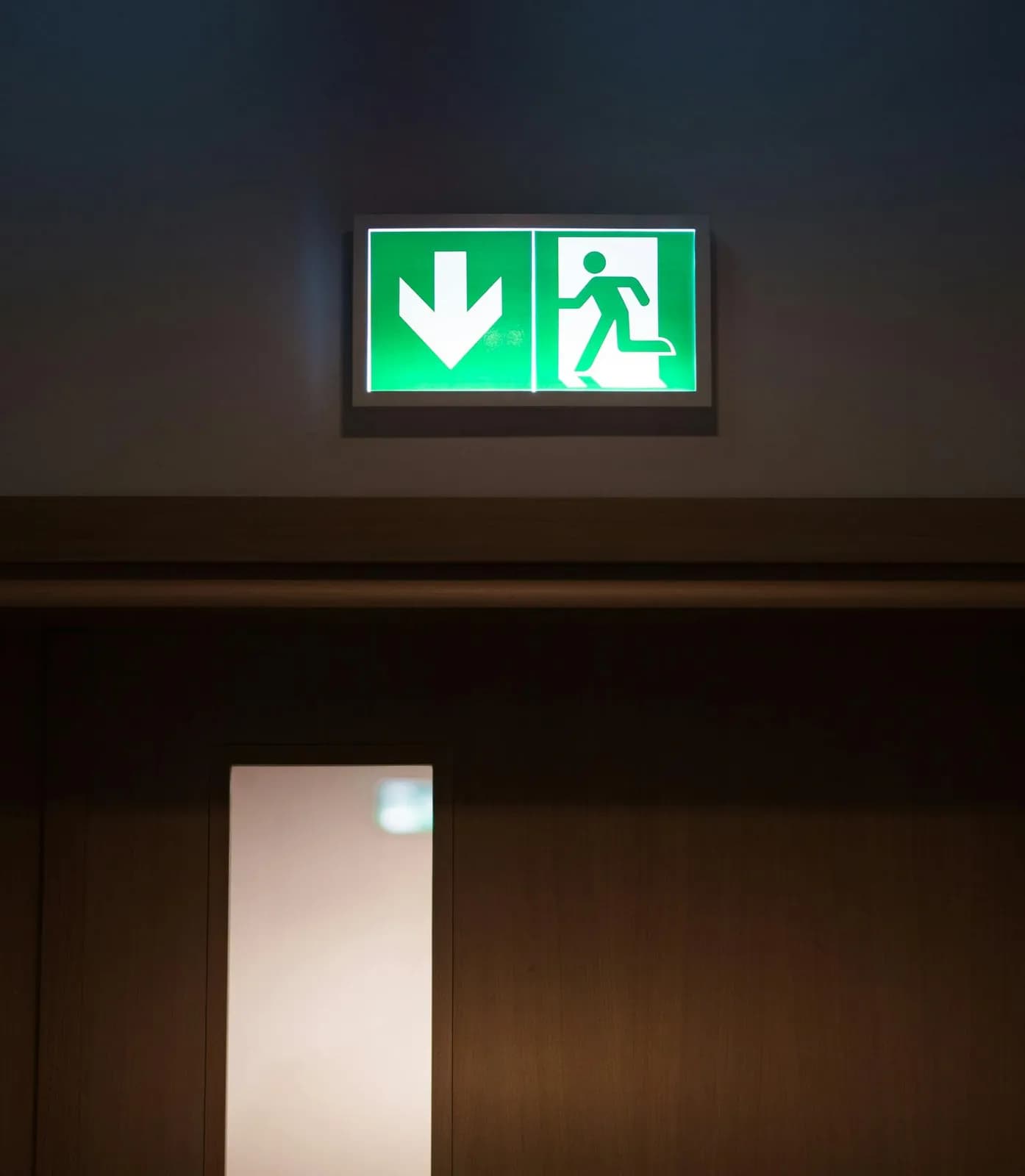 Panneau lumineux Sortie de secours au-dessus d'une porte
